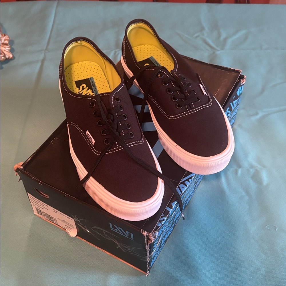 Vans Men’s Low-Top Canvas Sneakers in black and white Sole